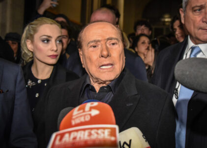 Le parole di Berlusconi contro Zelensky accendono gli animi