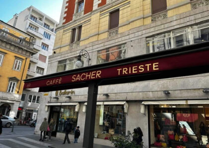 Al Caffè Sacher di Trieste prezzi alle stelle: “Se non avete soldi guardatelo e basta”
